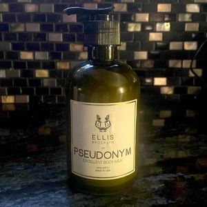 Body Milk
Bergamot, pepper
Capri fig, jasmine, violet
Tonka beans, sandalwood